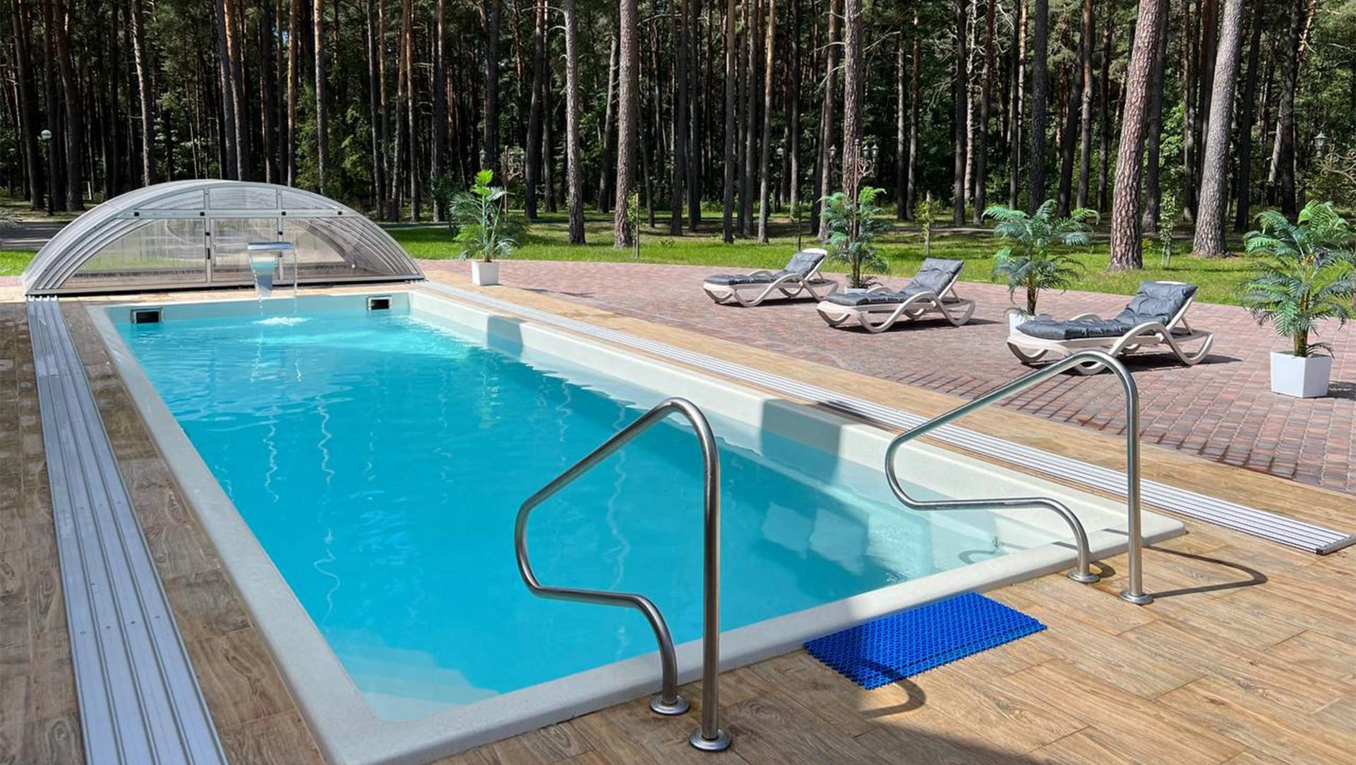 Открытый бассейн с лаунж-зоной