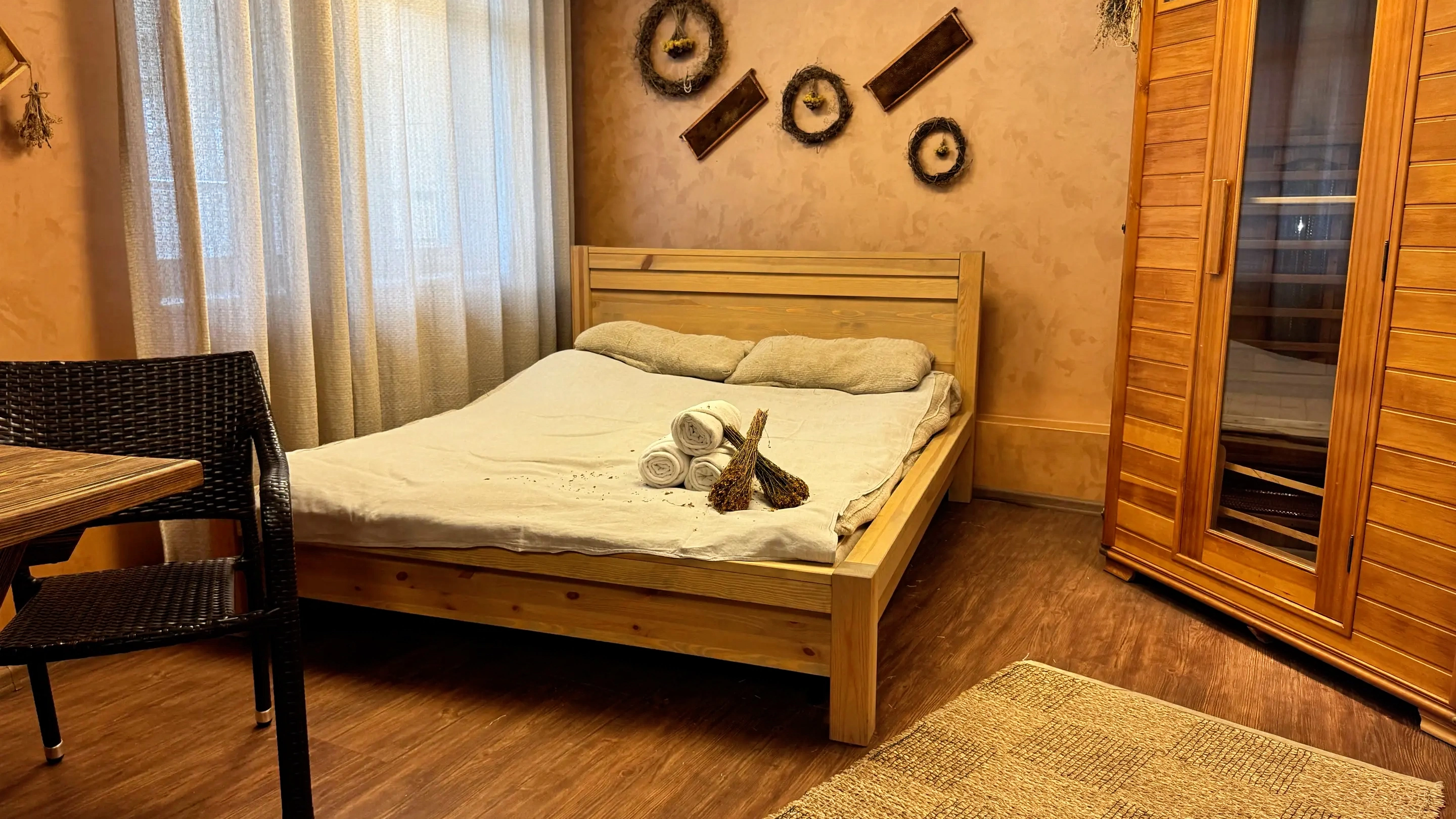 Сенно-медовая комната (Кедровая бочка, Инфракрасная сауна, Паровая кушетка)