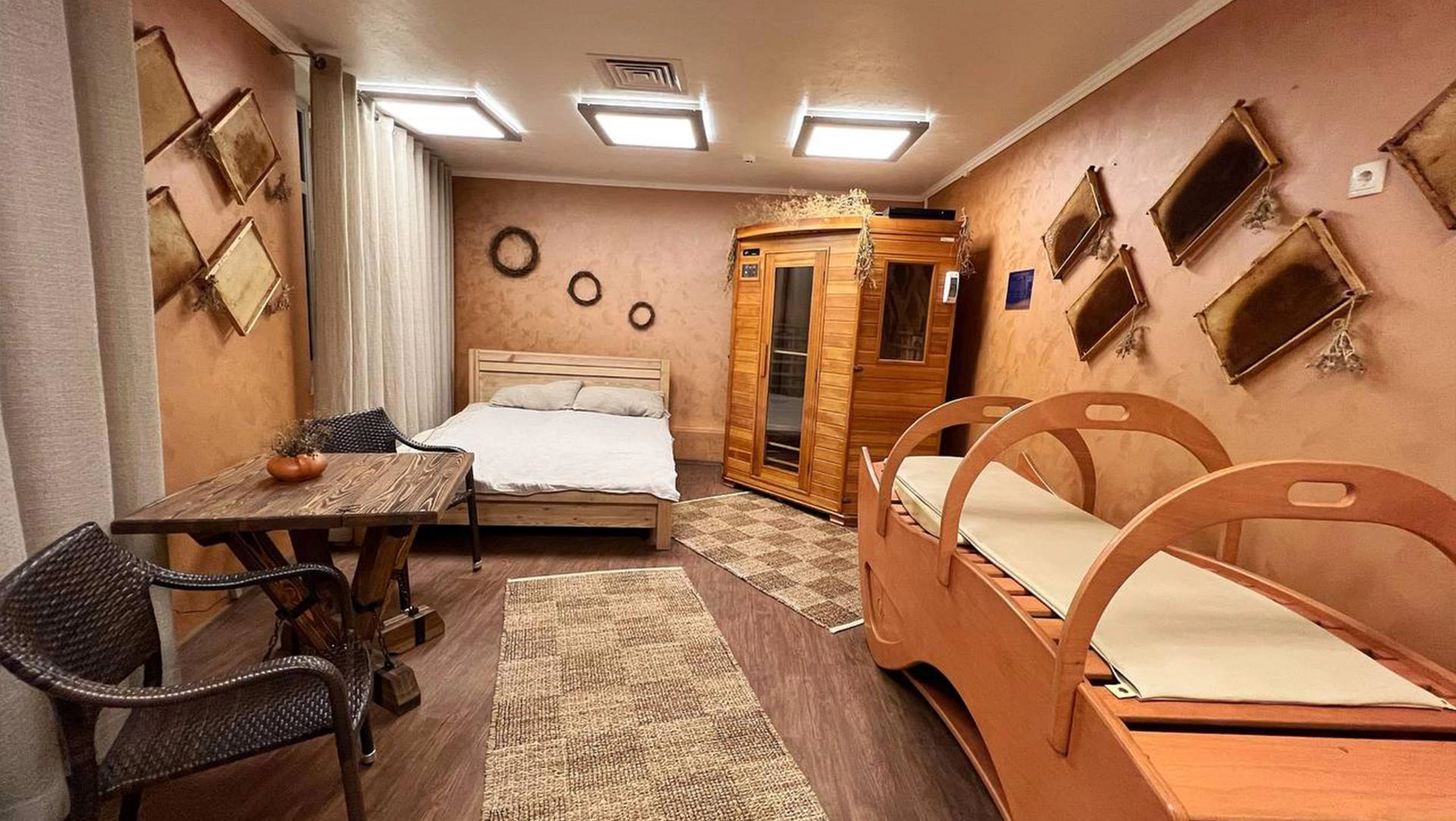 Сенно-медовая комната (Кедровая бочка, Инфракрасная сауна, Паровая кушетка)