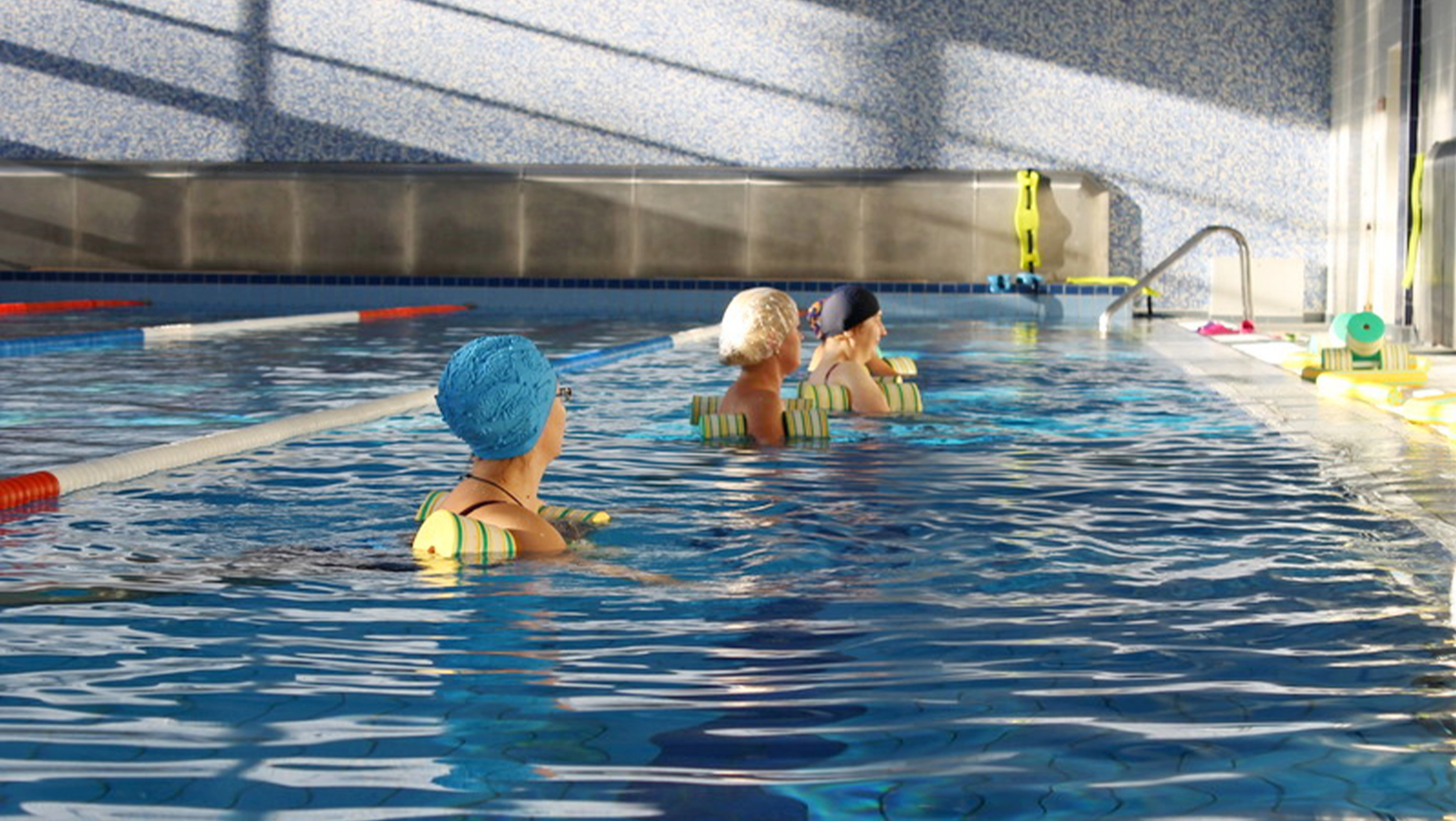 Лечебная гимнастика в зале или бассейне